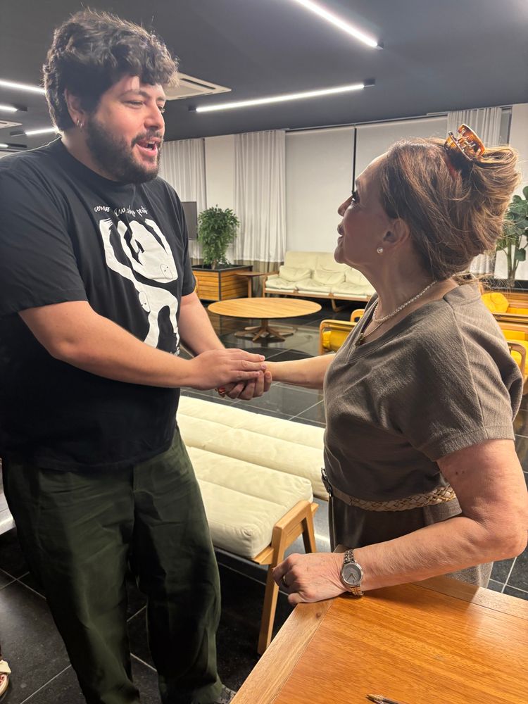 eu pedro segurando a mão de susaninha emocionado