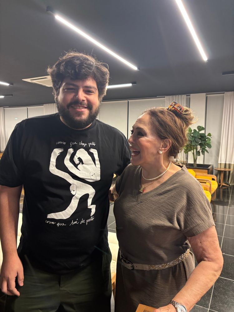 susy gaitando lateralmente na mesma sequencia de fotos comigo