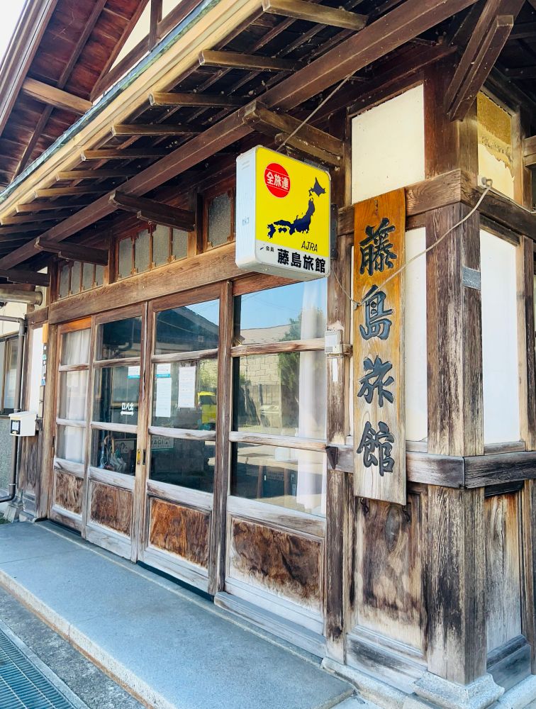 鄙びた「藤島旅館」の玄関