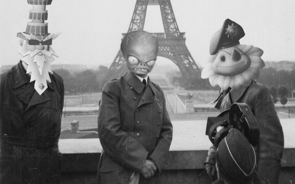 Jedno z najbardziej znanych zdjęć w historii. Doktor Edgar Zomboss, Skurwiel Rux i Zbrodniarz wojenny Major Słodziak na tle paryskiej Wierzy Eifla, w dniu kapitulacji Sąsiadowa.