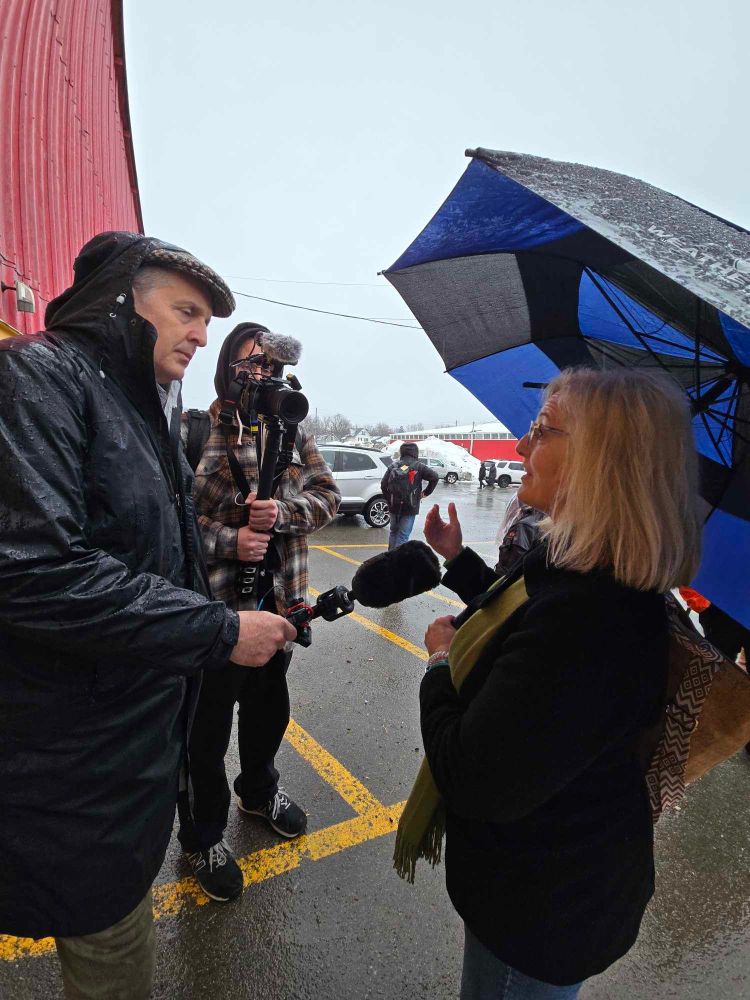 Speaking with reporters about the dangers of the far right // En entrevue avec des journalistes au sujet des dangers de l’extrême droite