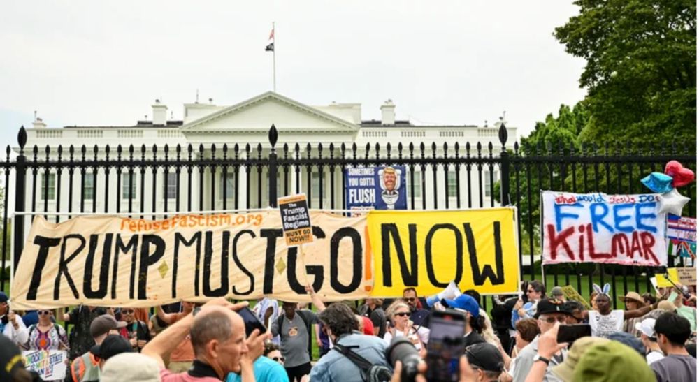 Surround the White House - TRUMP MUST GO NOW - FREE KILMAR
Saturday, Nov. 15, 1 PM; Surround the White House 1.0 {Part 1}
16th St NW and H St NW
Monday Nov. 17, 3-6 PM; Surround the White House 1.0 {Part 2} 
Thursday – Saturday Nov. 20-22;
Monday Nov. 24, 3-6 PM; Surround the White House 1.0 {Part 3}
https://refusefascism.org/volunteer/