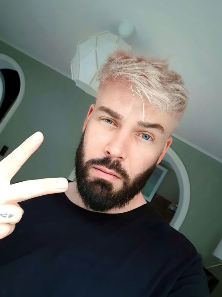 Selfie mit Peace-Zeichen. Ich mit dunklem Bart und blond-gefärbten Haaren.