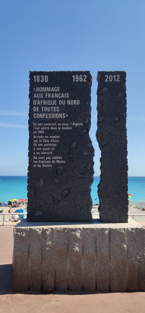 Sculpture :
"HOMMAGE AUX FRANÇAIS D'AFRIQUE DU NORD DE TOUTES CONFESSIONS

Ils ont construit un pays, l'Algérie, l'ont quitté dans la douleur en 1962.
Arrivés en nombre sur la côte d'azur ils ont contribué à son essor et a sa réussite.
Ne sont pas oubliés les français du Maroc et de Tunisie."