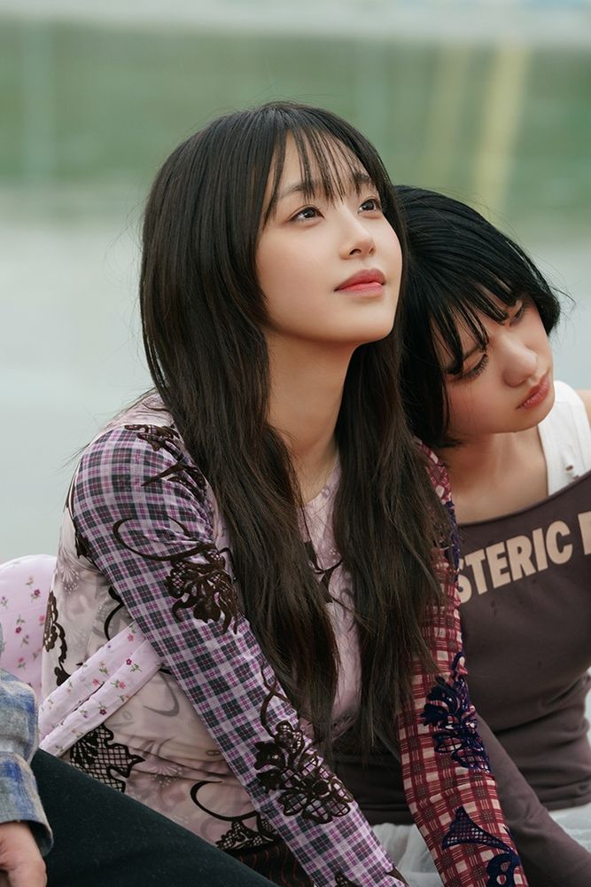 chuu and a girl who's resting her head on chuu's shoulder