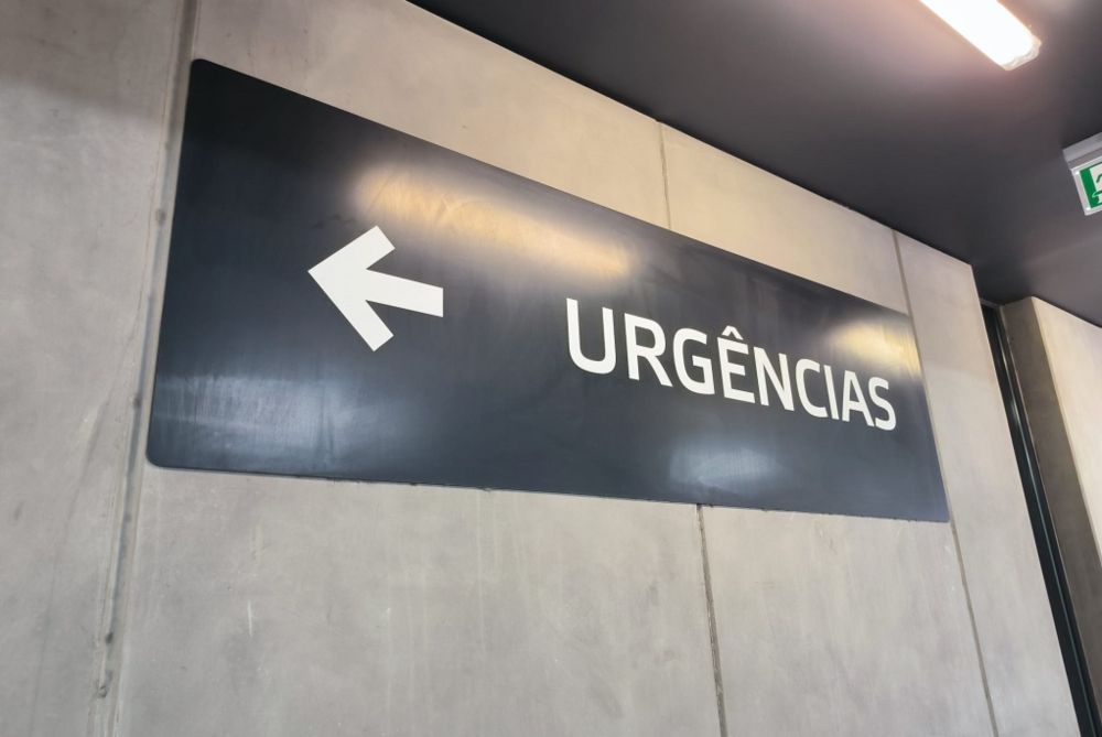 Despacho que prevê reanálise das férias dos profissionais de saúde que integram as urgências publicado em DR