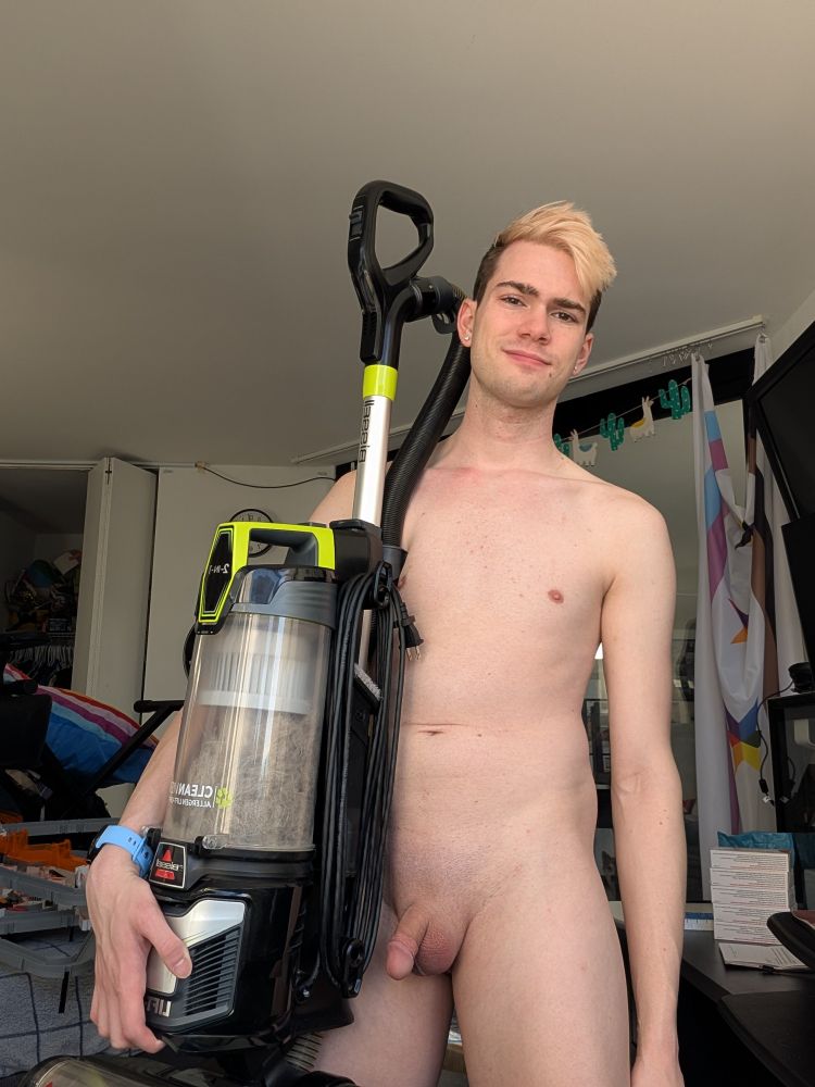 me, naked, holding a vacuum cleaner against my body with my right arm 😌