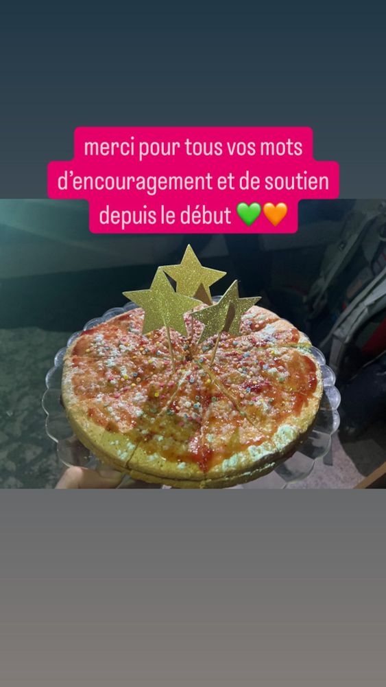 Photo d'un gateau avec en filigrane le message : "Merci pour tous vos mots d'encouragement et de soutien depuis le début"