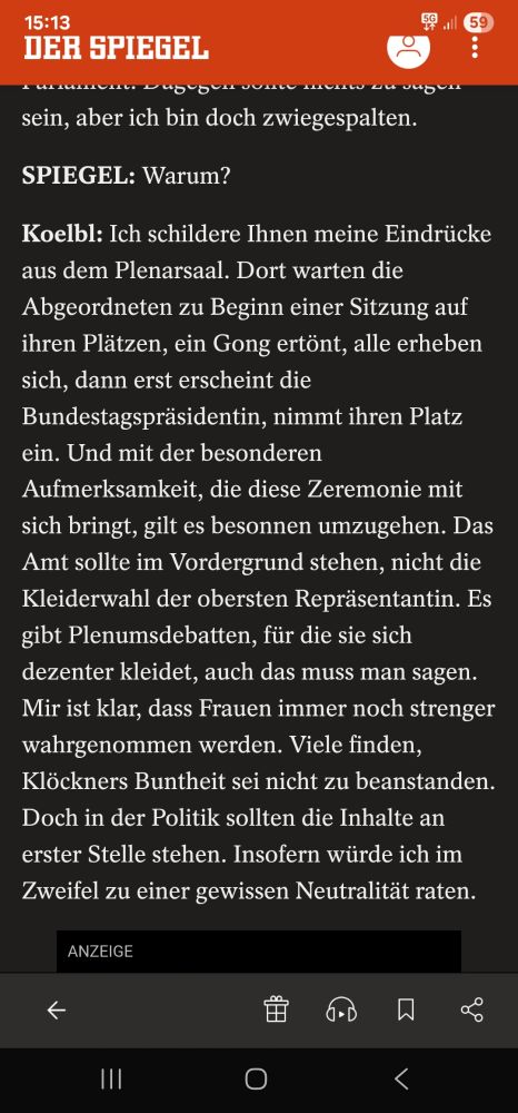 Screenshot aus dem Interview: Ich schildere Ihnen meine Eindrücke aus dem Plenarsaal. Dort warten die Abgeordneten zu Beginn einer Sitzung auf ihren Plätzen, ein Gong ertönt, alle erheben sich, dann erst erscheint die Bundestagspräsidentin, nimmt ihren Platz ein. Und mit der besonderen Aufmerksamkeit, die diese Zeremonie mit sich bringt, gilt es besonnen umzugehen. Das Amt sollte im Vordergrund stehen, nicht die Kleiderwahl der obersten Repräsentantin. Es gibt Plenumsdebatten, für die sie sich dezenter kleidet, auch das muss man sagen. Mir ist klar, dass Frauen immer noch strenger wahrgenommen werden. Viele finden, Klöckners Buntheit sei nicht zu beanstanden. Doch in der Politik sollten die Inhalte an erster Stelle stehen. Insofern würde ich im Zweifel zu einer gewissen Neutralität raten.