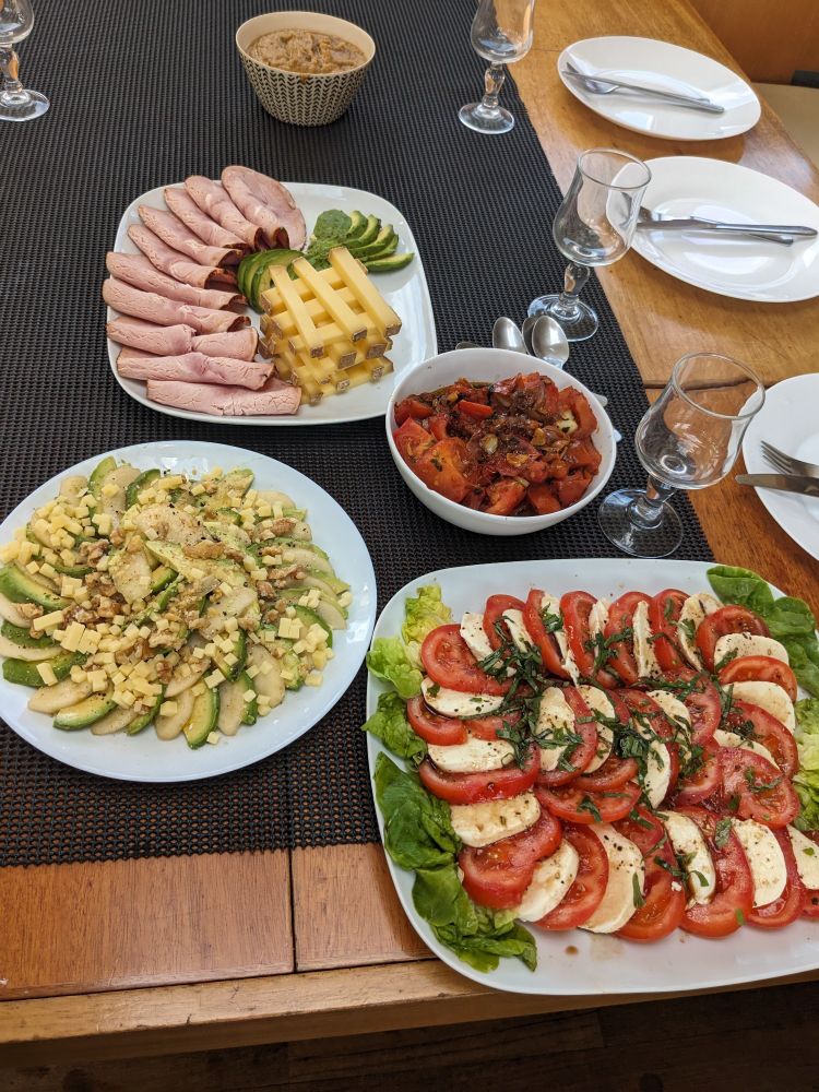 Photo de déjeuner : tomates & mozza,  avocat, poire, noix et dés de fromage. Fondue de tomates, jambon, pyramide de fromage et avocat.