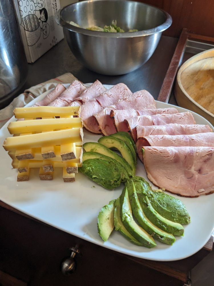Zoom sur la pyramide de briques de fromage.