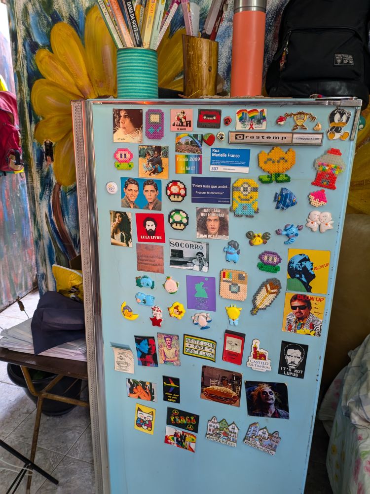 Geladeira Brastemp Antiga na cor "azul calcinha" cheia de imãs 