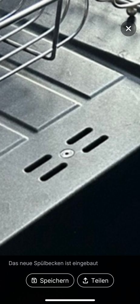 Von der Schraube weg bahnt sich ein Riss an. 