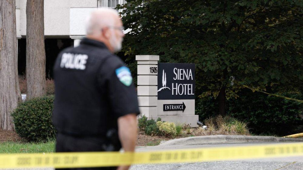 The early morning fire forced about 50 people to flee the luxury hotel on East Franklin Street.