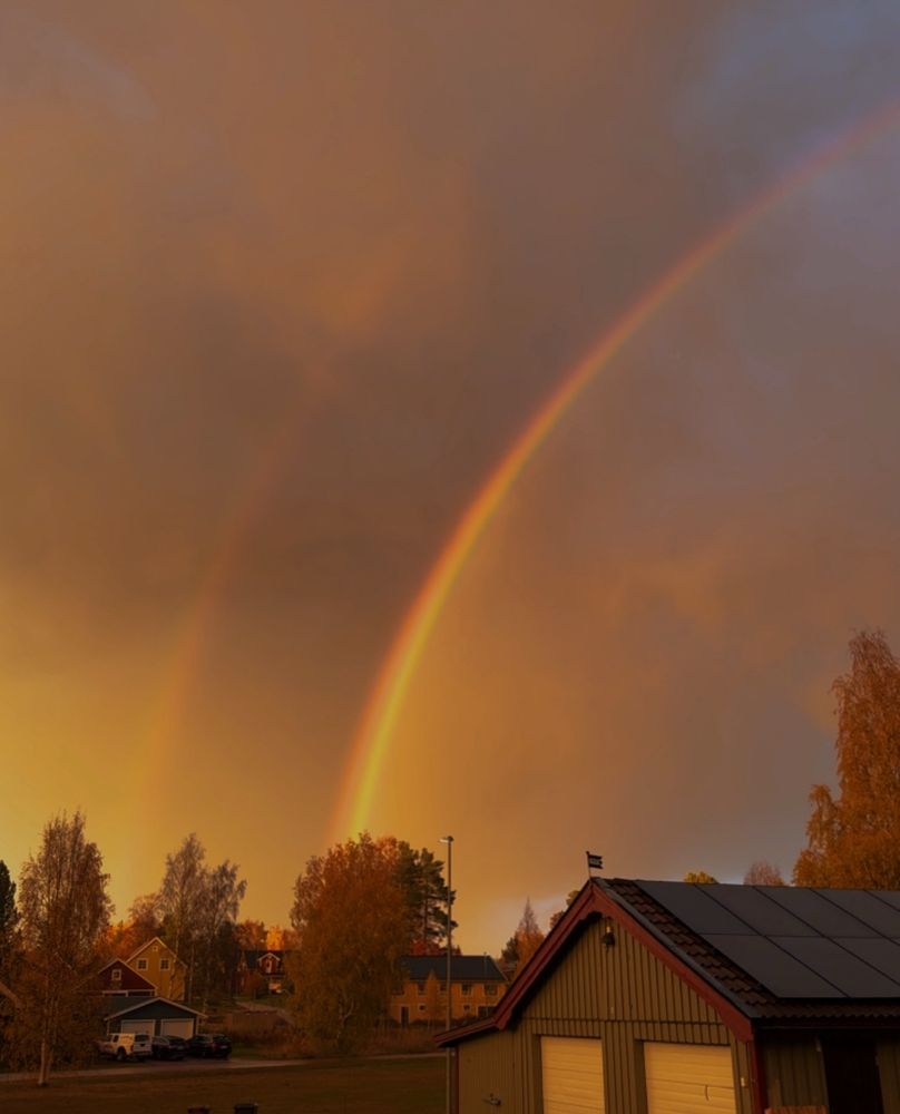 Bild på två regnbågar 