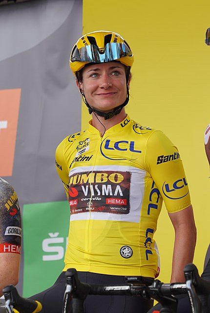 Mariana Vos in the yellow jersey