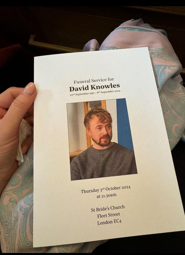 Today marked the funeral of David Knowles, presenter and founder of the Ukraine: the latest podcast, flowers were donated by the Ukrainian embassy. 🇬🇧 💙💛🇺🇦