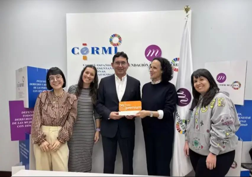 Imagen de la entrega del sello Bequal a la Fundación CERMI Mujeres