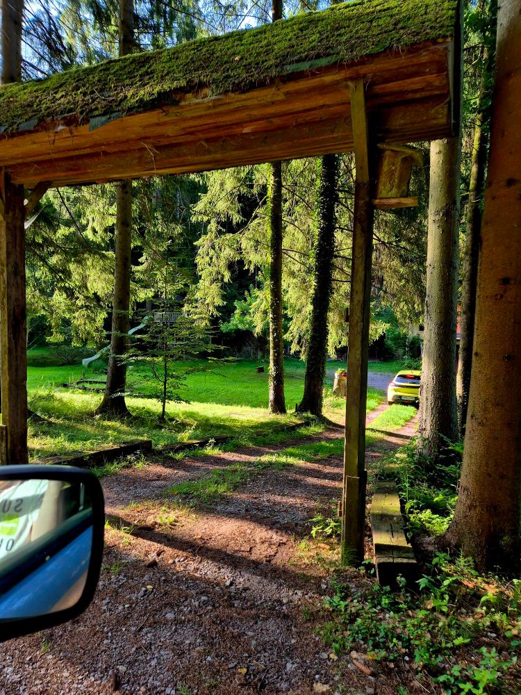 Durchfahrt durch ein hölzernes Tor