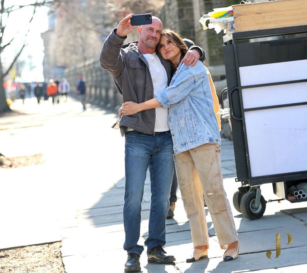 Chris Meloni and Mariska Hargitay stopping to take a selfie on the set of SVU (affectionate) (fandom in flames) 