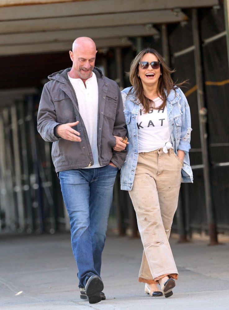Chris Meloni and Mariska Hargitay walking together on the set of SVU (affectionate) (fandom in flames) 