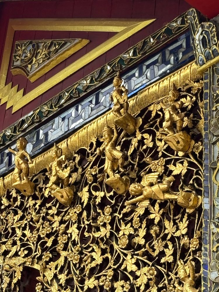 ลายแกะไม้ และตุ๊กตาปั้นรูปเทวดาสีทอง ที่วัดศรีชุม