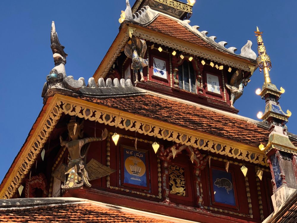 ภาพเขียนกรอบกระจกลายพานรัฐธรรมนูญ บนหลังคาวิหารพระเจ้าพันองค์ วัดปงสนุกเหนือ จ.ลำปาง