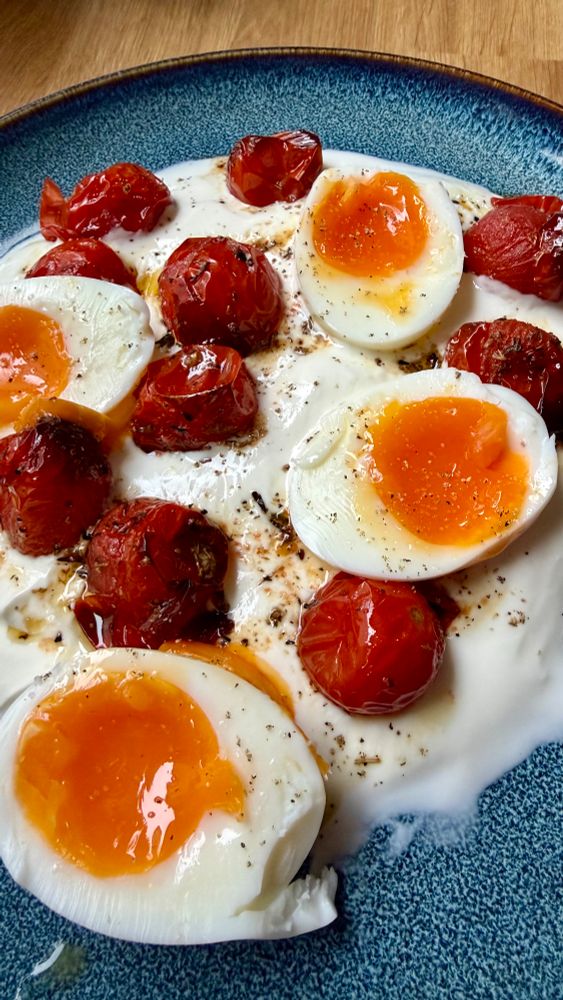 Joghurt mit gegrillten Tomaten und gekochten Ei. 