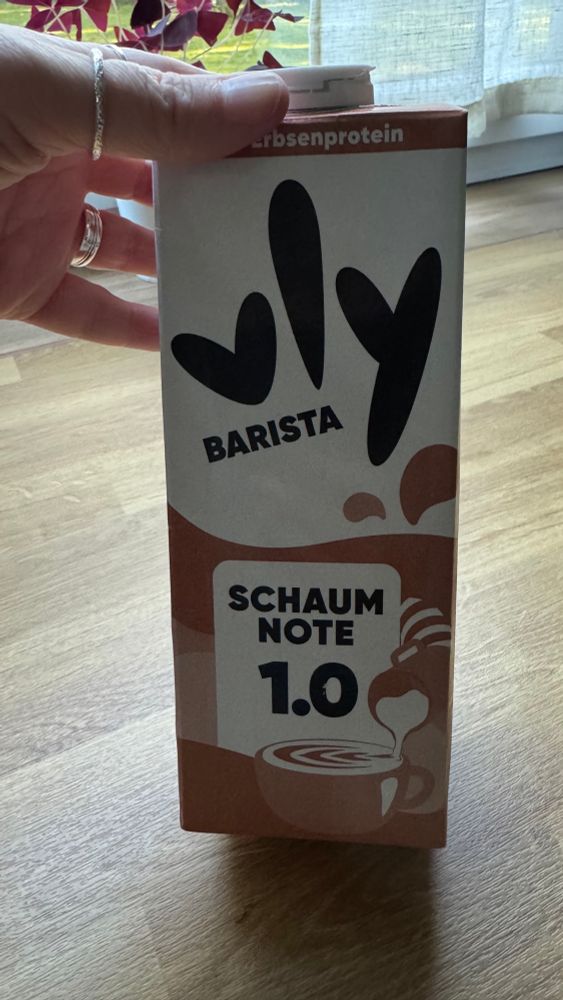 Ein Tetrapack der Marke VLY Barista, Schaumnote 1.0 in weiß brauner Verpackung. 