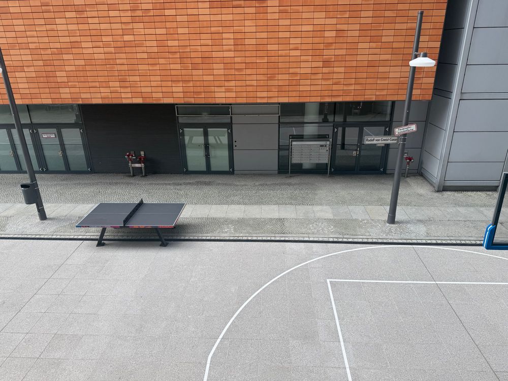 Eine tischtennisplatt auf einer feuerwehraufstellfläche