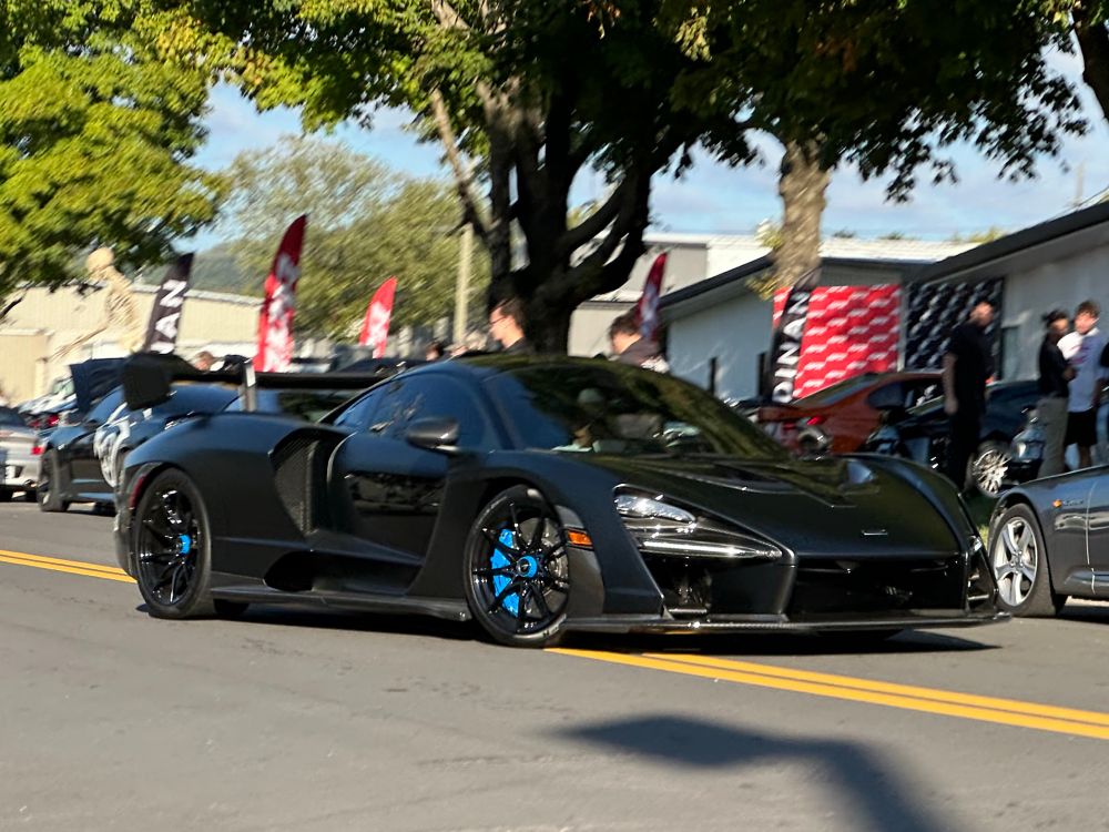 mclaren senna pulling into driveway