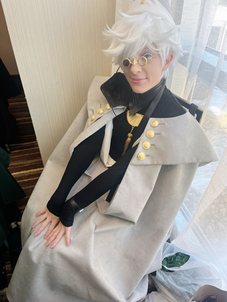 Cosplay of Qifrey sitting 