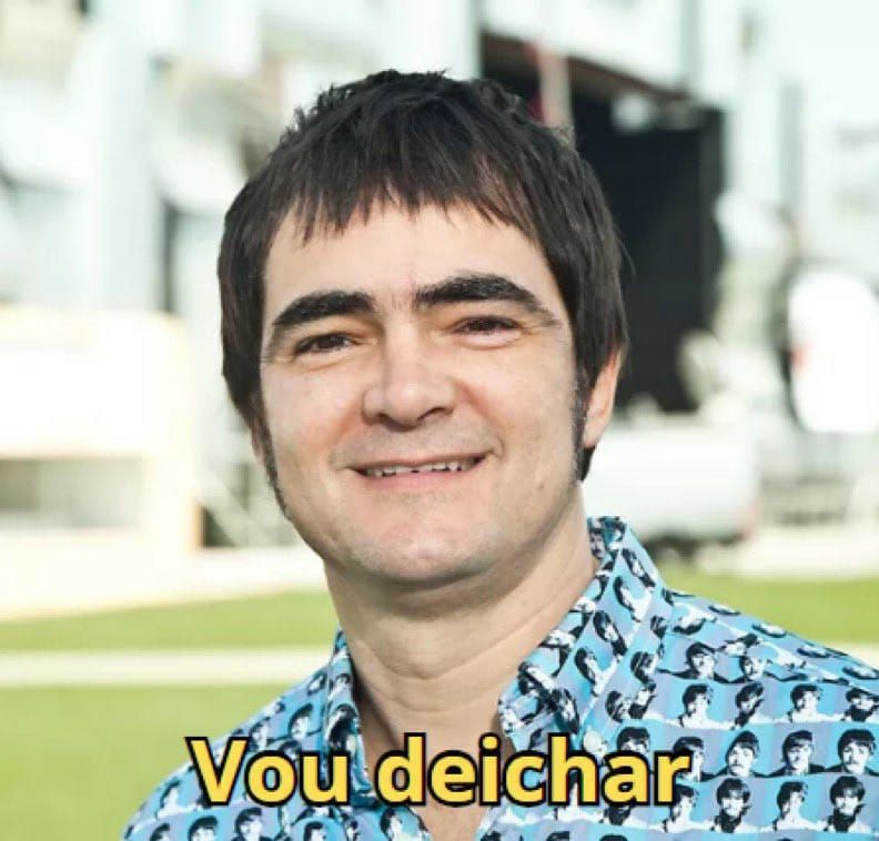vocalista do skank sorrindo e embaixo escrito "vou deichar" com ch