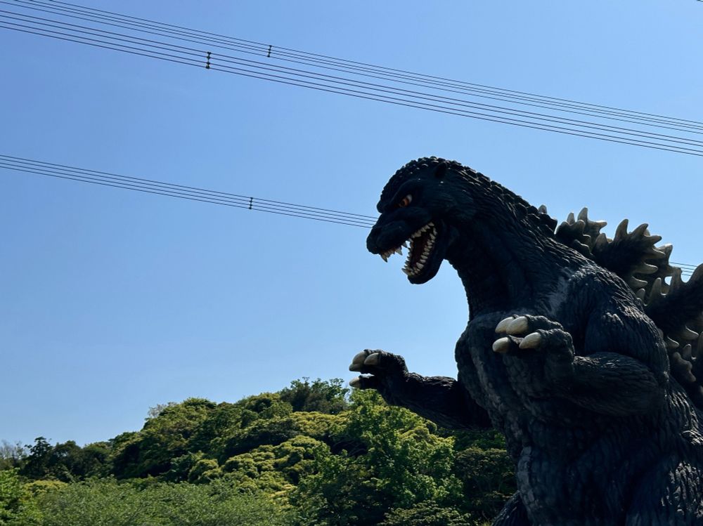 くりはま花の国の冒険ランドにあるゴジラ滑り台と青空。