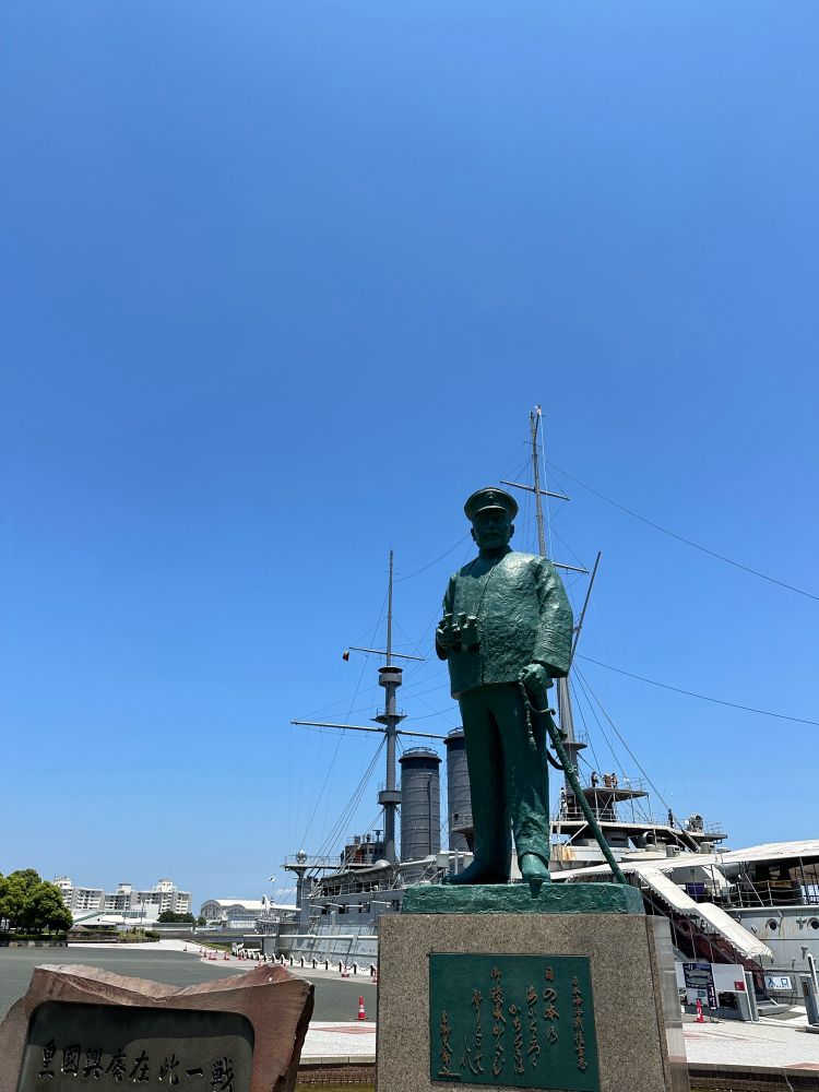 三笠公園の東郷平八郎像と青空。