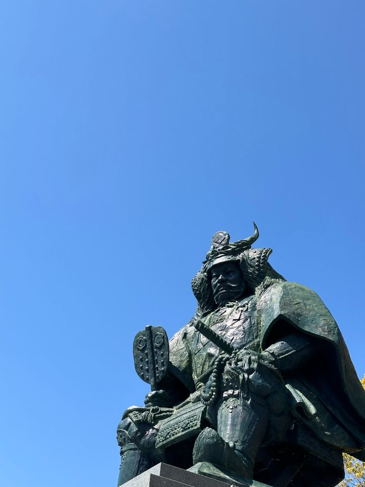甲府駅前にある武田信玄像と晴れ渡った青空。