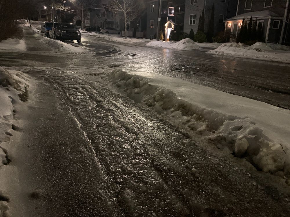 La neige et la glace mêlées sur le trottoir de la rue Leppert