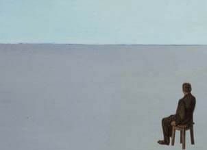 Ausschnitt aus Dalís „Die ersten Tage des Frühlings“: Eine perspektivisch flache Person ohne Schatten sitzt auf einem Holzschemel, die Landschaft ist gleichförmig grau, in der Ferne der Horizont