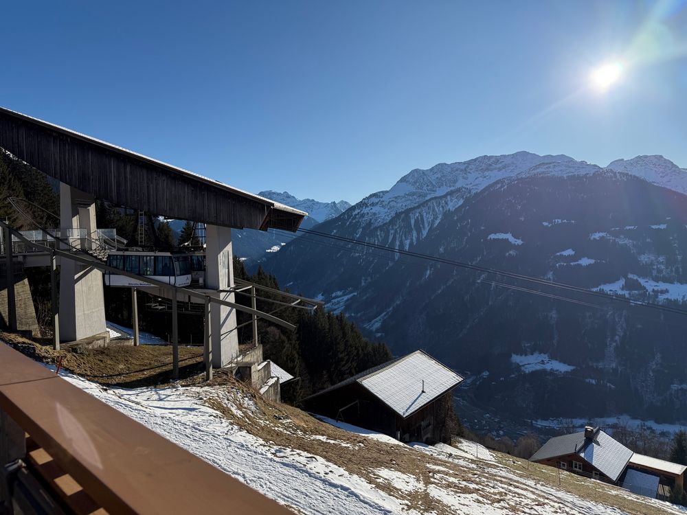 Blick vom Restaurant Kropfen auf die Mittelstation der Hochjoch-Bahn. #Montafon