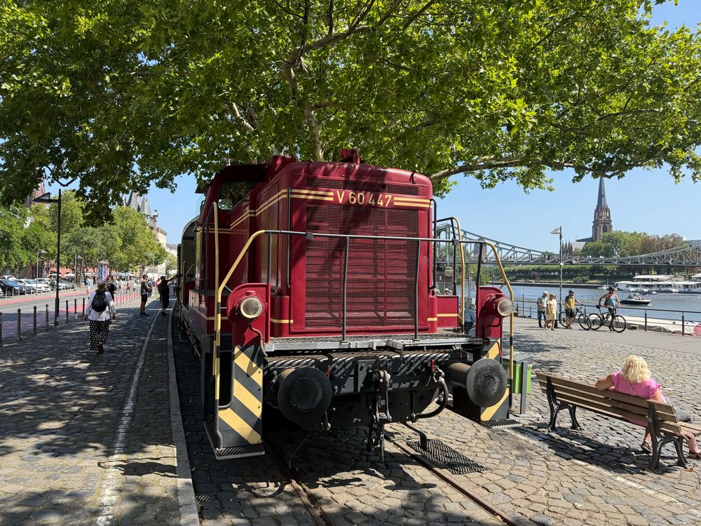 Angstlok V60 447 am Zugende an der Haltestelle Eiserner Steg