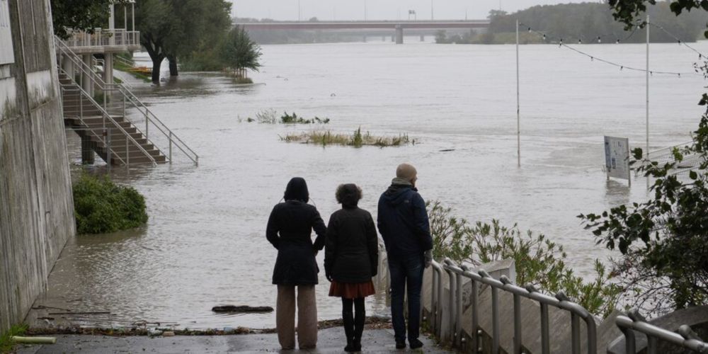 Hochwasser in Mitteleuropa: Reißende Flüsse, isolierte Orte