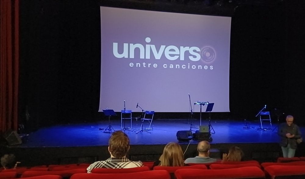 Imagen del auditorio del CC Sanchinarro, Madrid, al inicio del espectáculo 'Universo entre Canciones'