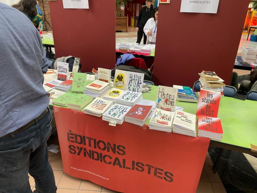 Deux photos d'une table avec les livres des éditions syndicalistes dans le patio de la CGT.