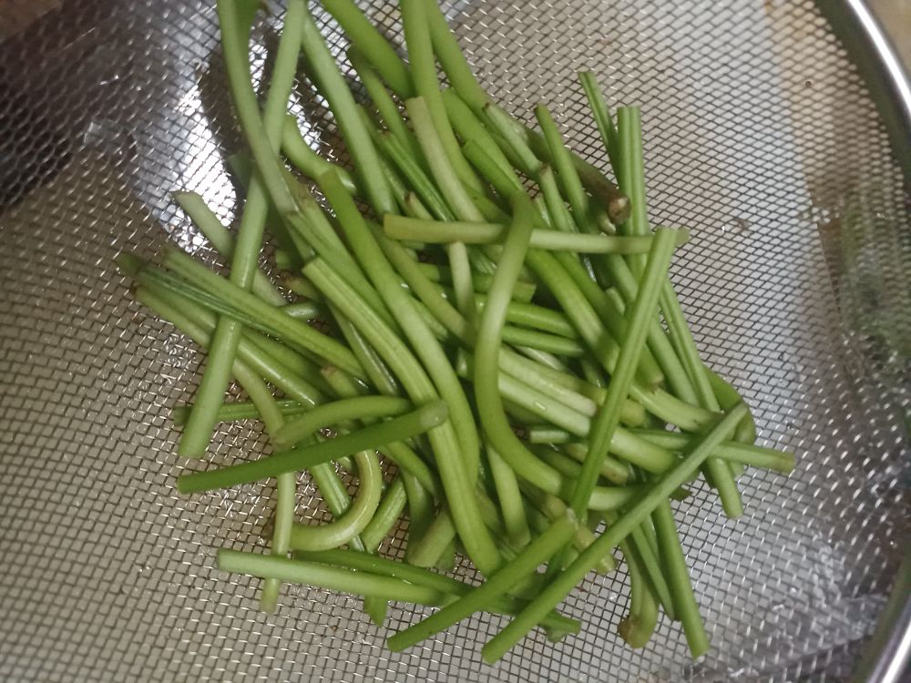 さつまいものつる、
煮物には、葉がついている茎を使う。