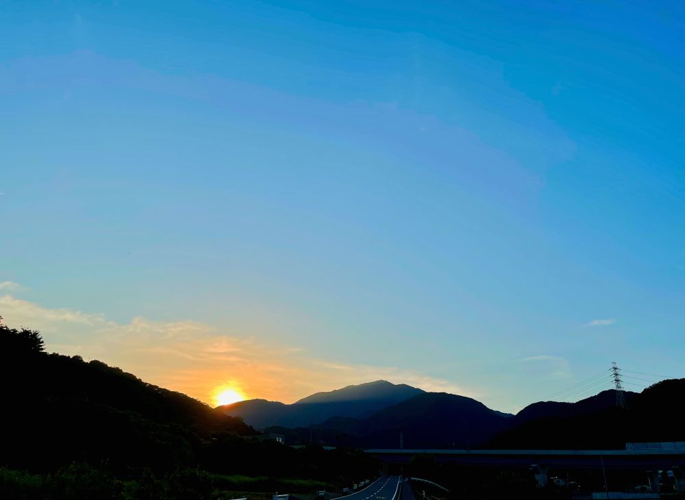 ただ熊も暑くてやる気が出ないのかここのところ出没情報を聞かない。去年の夏はどうだったっけな。それでもやっぱ夜遅くとかは住宅が並ぶ道の方を走る。