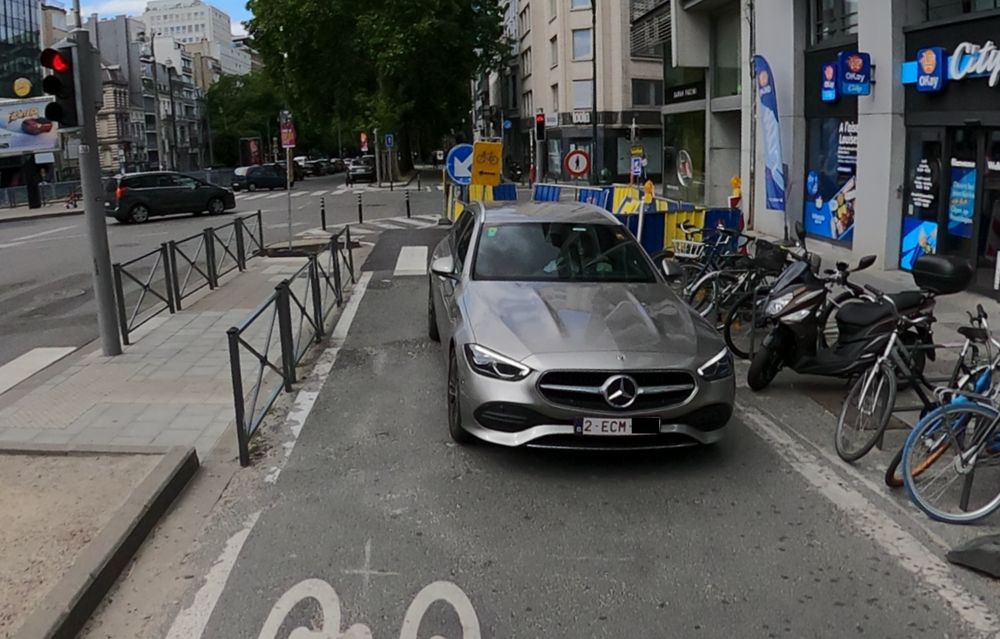Une Mercedes stationnée illégalement sur la double piste cyclable de Louise.