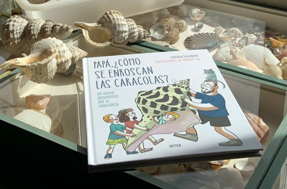 Foto del libro sobre una vitrina de caracolas. Foto realizada por Marisa Castiñeira. Como nota informativa, el sorteo lo haré con los RT que haya el domingo 22 de diciembre. Los dos libros solo se enviarán a laguna dirección en España. Estos dos libros son diferentes a los que estoy sorteando en la "otra red social"... Así que igual puedes conseguir dos... 