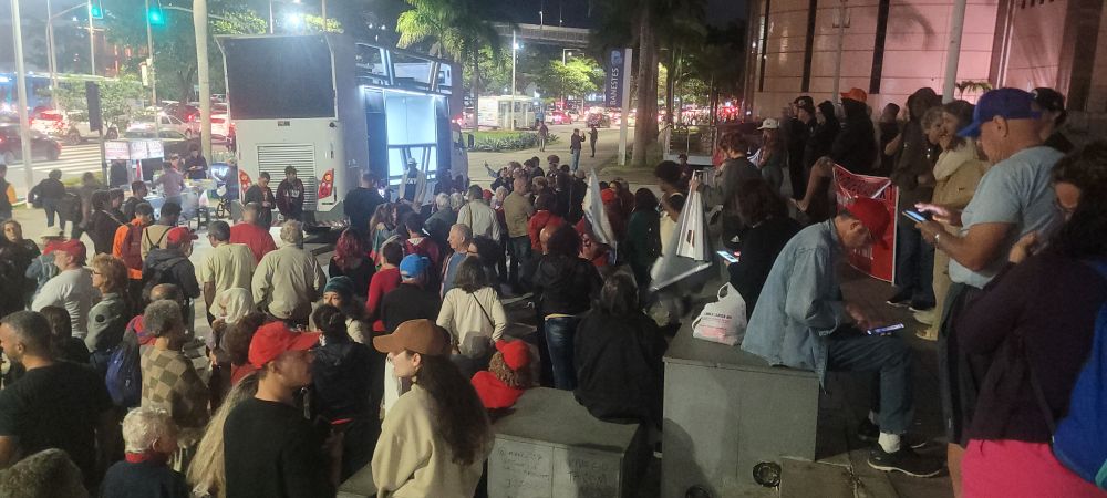 manifestantes próximos a carro de som protestando contra o fim da escala 6x1, a favor da taxação de super ricos e isenção da tributação para quem recebe até 5 mil, entre outras pautas