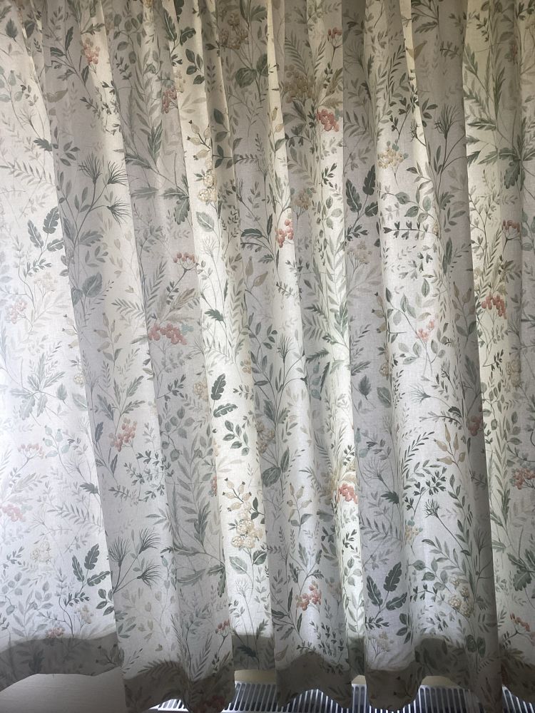 Flowery dining room curtain