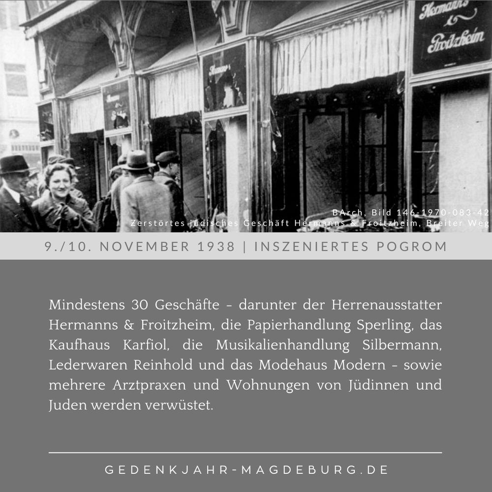 Zerstörte Schaufensterscheiben des Geschäfts Hermanns & Froitzheim, davor neugierige Passanten. Darunter der Text des Tweets.
